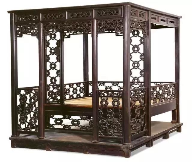 清早期 櫸木黑漆攢海棠花拔步床