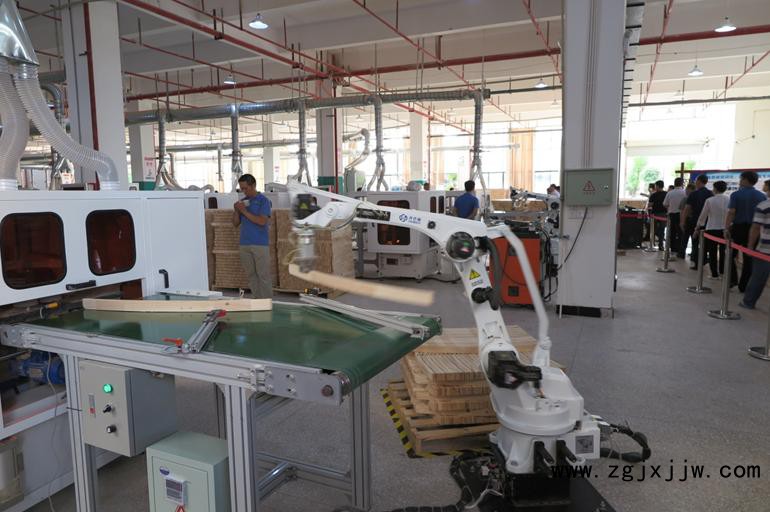 機器人正在碼放實木座椅構件