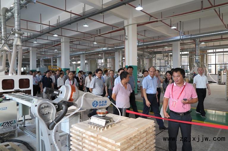 全省工業強省推進大會與會人員參觀雅思智能車間