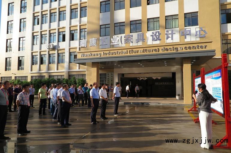 南康縣干部向與會人員介紹南康家具產業情況