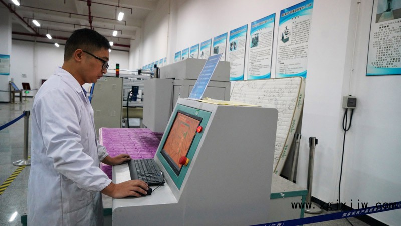 工作人員在南康區(qū)產(chǎn)業(yè)園內(nèi)檢測產(chǎn)品質(zhì)量