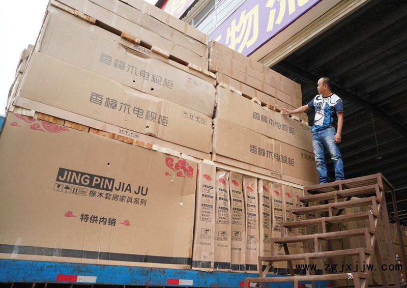 工作人員在南康區(qū)物流園內(nèi)清點(diǎn)即將發(fā)走的貨物