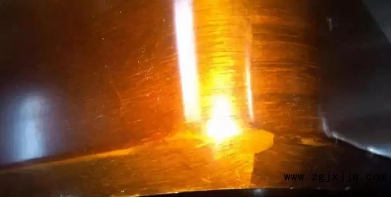 邊角位置兩邊木紋不同,且為有覆蓋