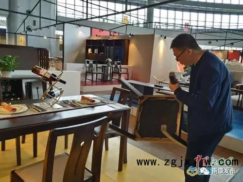 市民在參觀體驗(來源:中國江西網)