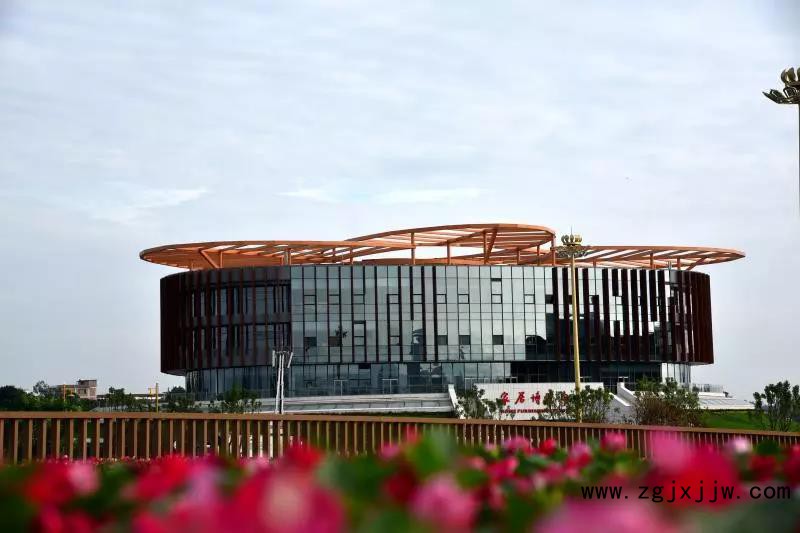 像翱翔太空航天器的家居博覽中心