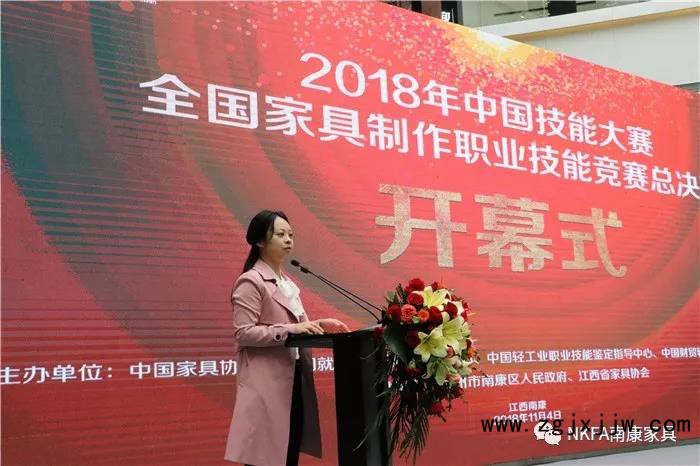 受區委書記徐兵委托，南康區委副書記、區政府常務副區長陳鈺瀅在大會上致辭說