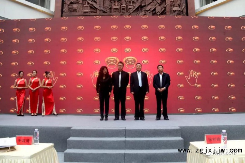 徐祥楠、王雙清、段倚紅、徐兵等領導一同上臺,共同開啟大賽序幕