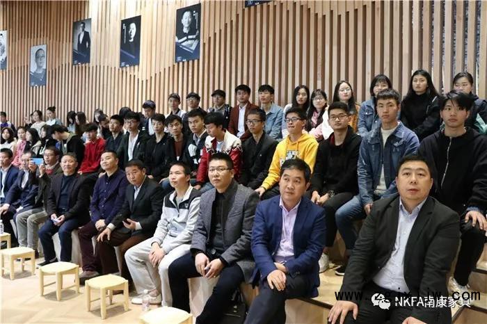 南康家具企業代表認真聽取了劉曉紅博士的授課