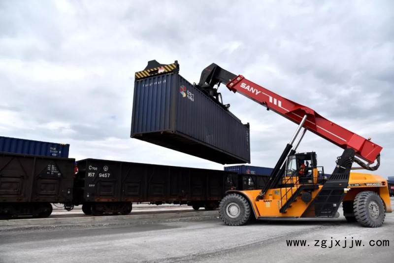 贛州港內(nèi),吊機(jī)正在將裝滿家具的集裝箱吊入“家具專列
