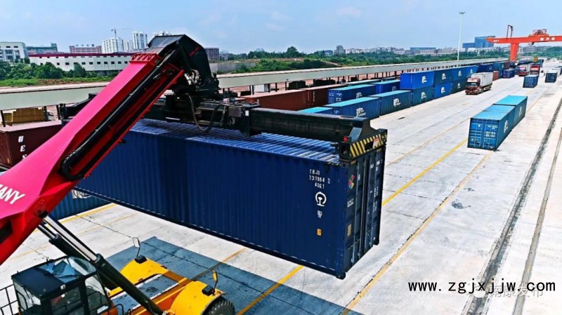 一派繁忙的贛州港(張小龍 攝)