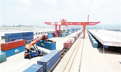 工作人員在贛州國際陸港吊裝出口家具集裝箱