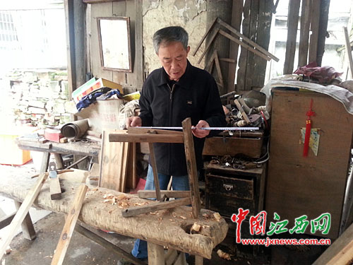 鄱陽老木匠郭細貴助人為樂50年 幫人修家具從不收費
