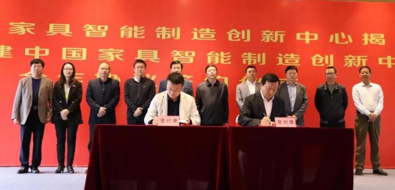 區(qū)委常委、常務(wù)副區(qū)長李贛興代表南康區(qū)政府與寧波智能制造產(chǎn)業(yè)研究院王奇鋒副院長簽署共建&ldquo;中國家具智能制造創(chuàng)新中心&rdquo;協(xié)議。