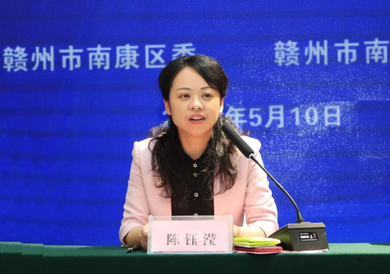 區委副書記陳鈺瀅介紹中國(贛州)第六屆家具產業博覽會有關情況并答記者問(楊曉明 攝)