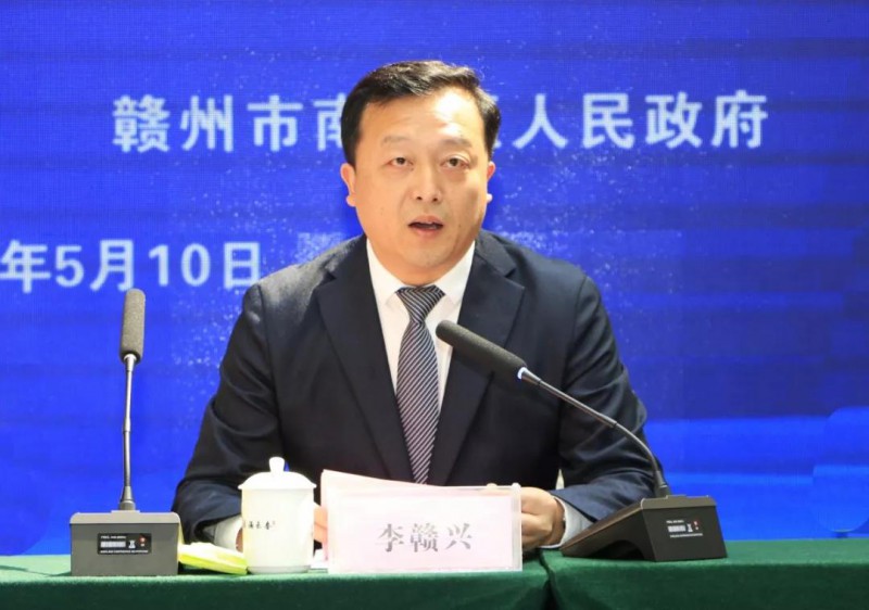 區委常委、常務副區長李贛興介紹南康家具產業發展情況并答記者問(楊曉明 攝)