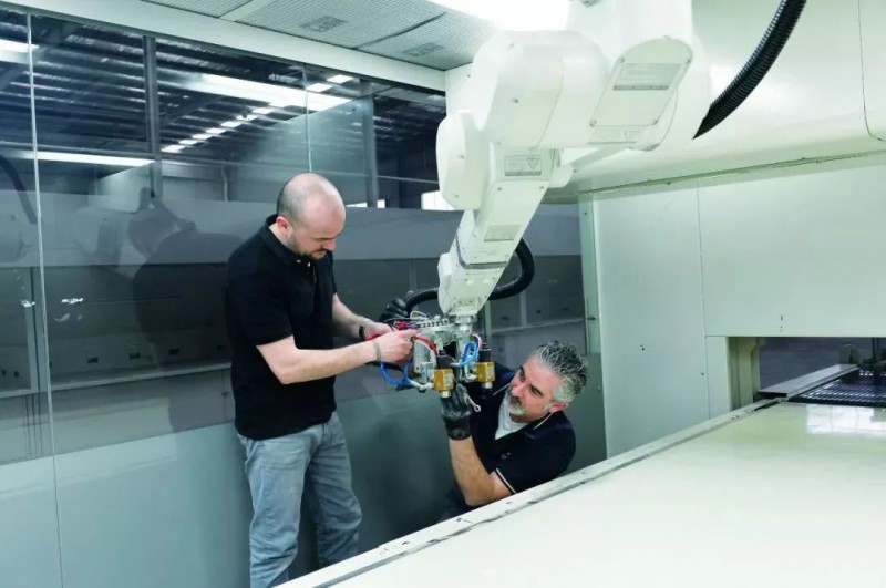 外國專家在調試噴涂設備（楊曉明  攝）