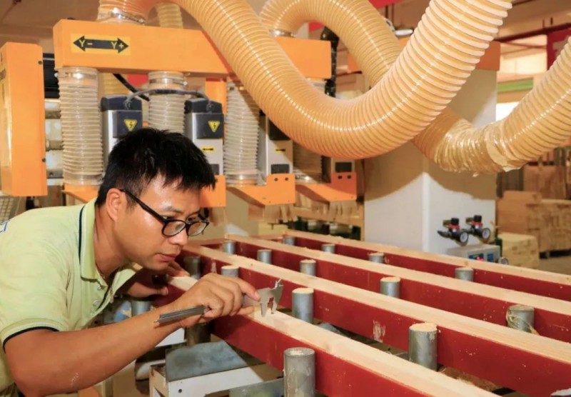 工人在智能化家具生產線上認真測量(楊曉明 攝)