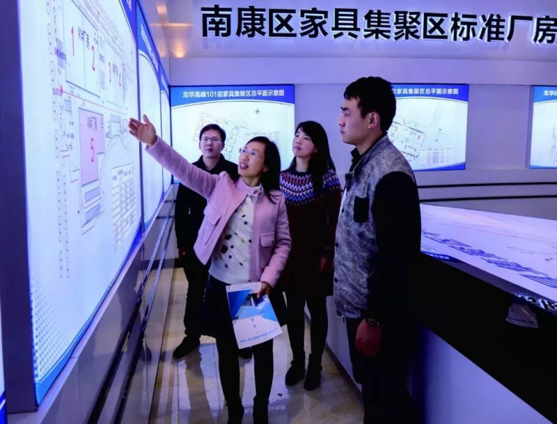 家具企業主在工作人員的指導下選標準廠房