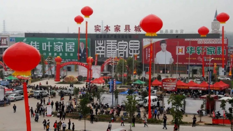 繁忙的家具市場（楊曉明  攝）