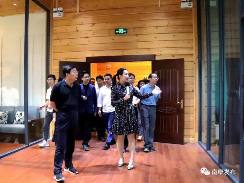 與會領導參觀直播基地