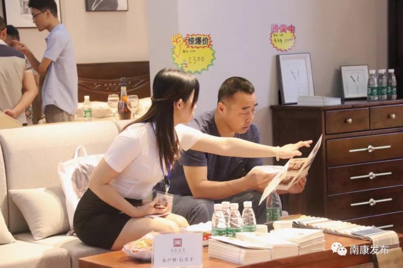 展廳負責人正給客商介紹自家產品