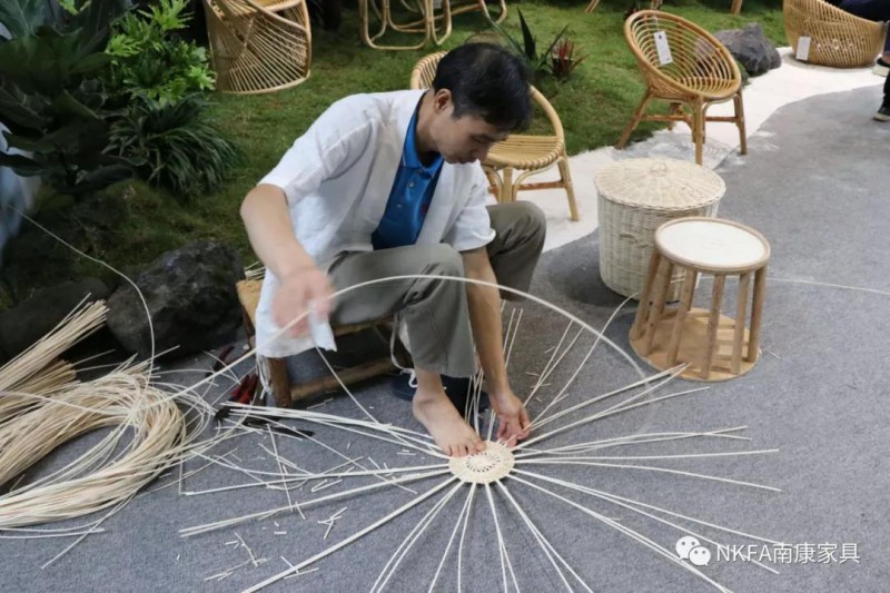 現(xiàn)場手工制作,傳承工匠精神