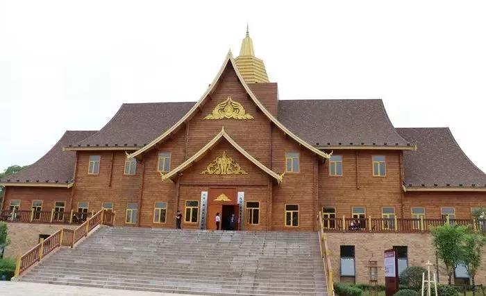 位于小鎮(zhèn)木屋區(qū)的南康家具工業(yè)設(shè)計中心