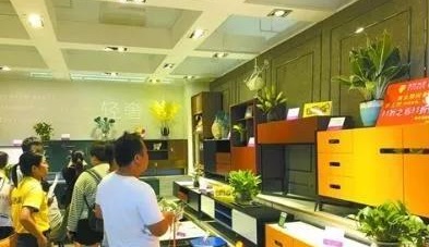 客商在參觀展出的家具產品