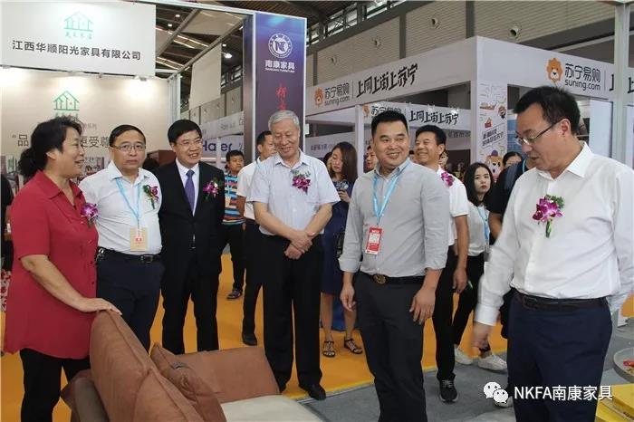 行業領導嘉賓參觀南康家具展區2