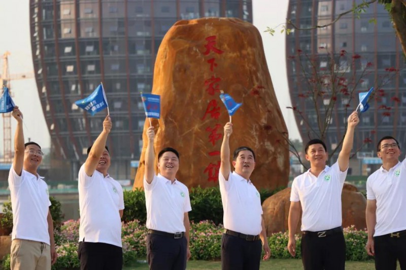 揮舞旗幟向勝利出發