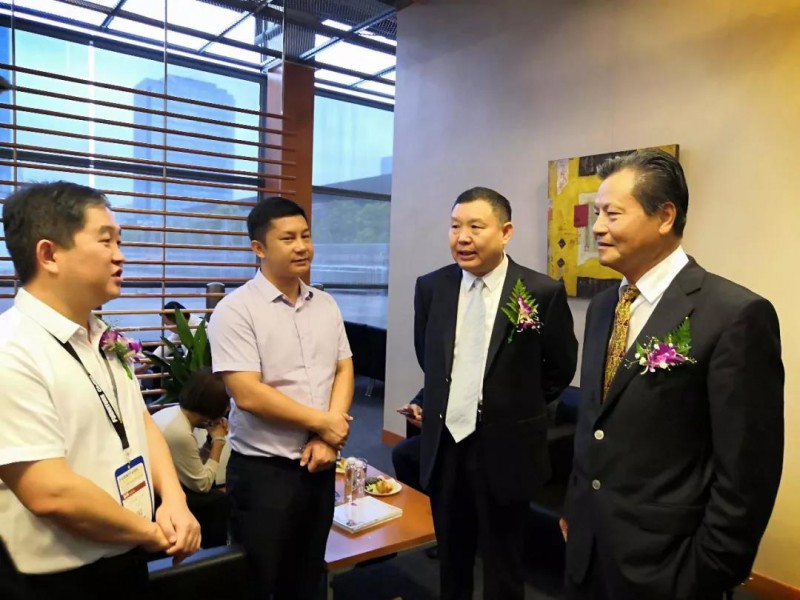 開幕式上，區家具產業促進局負責人李慶偉、副局長劉濤、區家具協會會長顧建廈