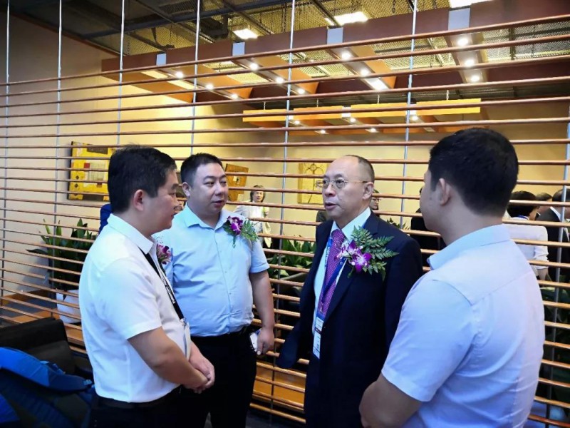 開幕式上，區家具產業促進局負責人李慶偉、副局長劉濤、區家具協會會長顧建廈2