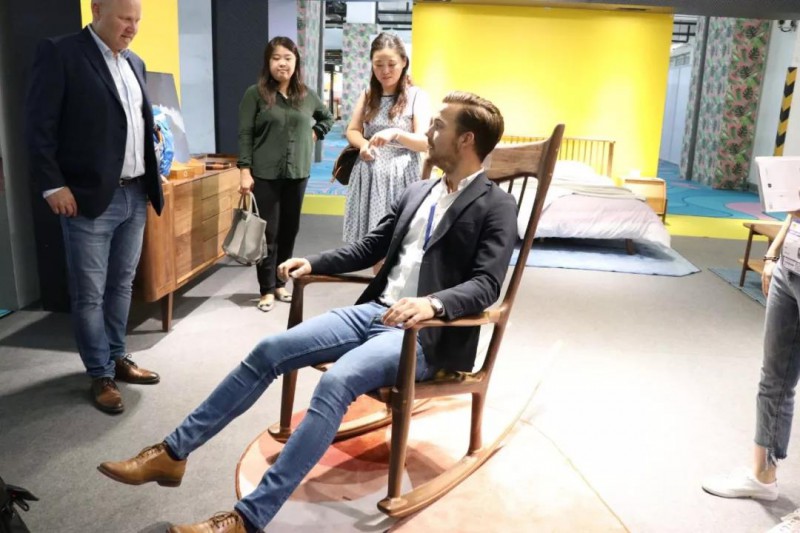 這位帥帥的長腿歐巴在親身體驗后表示很喜歡南康家具