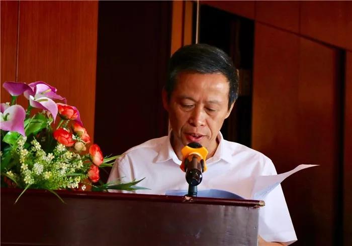 南康區家具產業促進局副局長申昌亮致歡迎詞