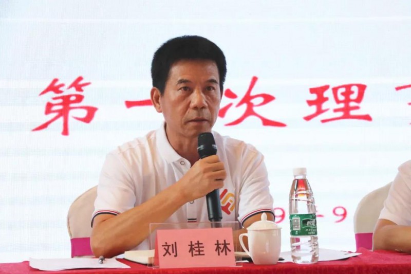 區(qū)家具協(xié)會秘書長劉桂林通報近期協(xié)會工作安排和財務(wù)收支情況