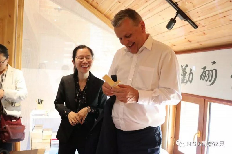 中國教育國際交流協會國際職業代表團一行考察南康家具產業5