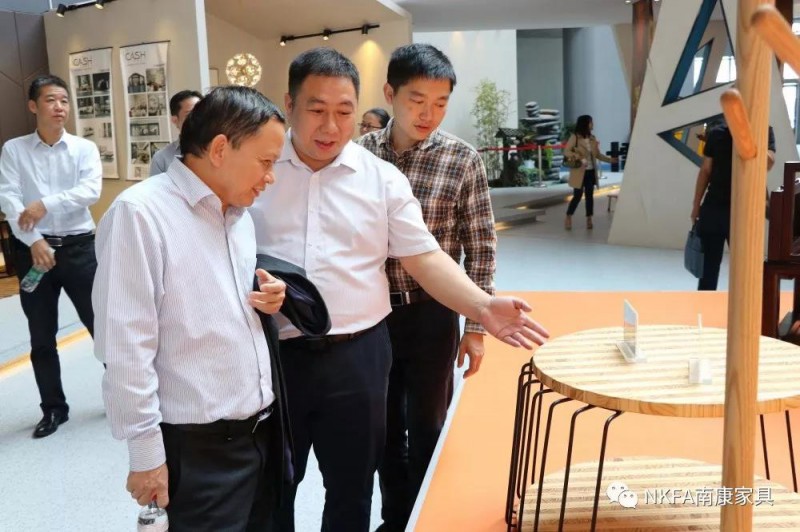 中國教育國際交流協會國際職業代表團一行考察南康家具產業9