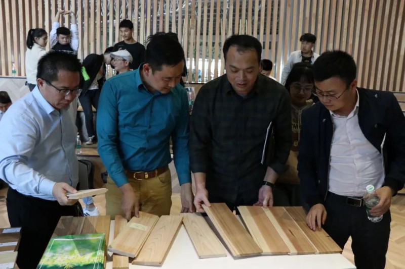 交流團一行還特地帶來了木材樣板