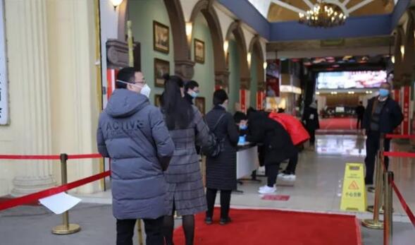 部分商家正在按照要求依次排隊做進場檢查