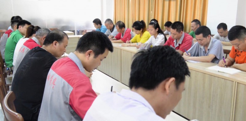 長(zhǎng)城餐桌椅生產(chǎn)團(tuán)隊(duì)