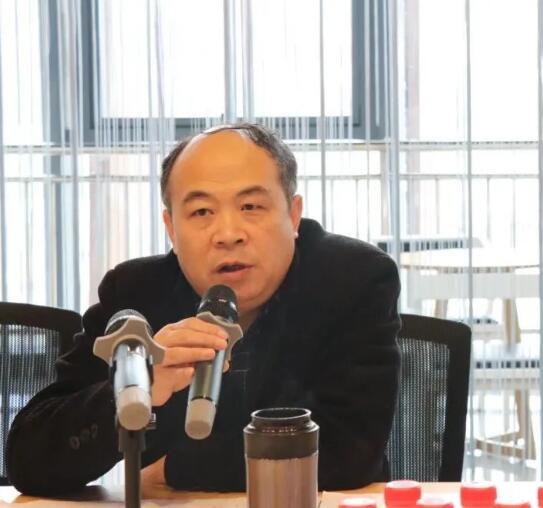 區民營企業管理局局長龍偉在會上講話