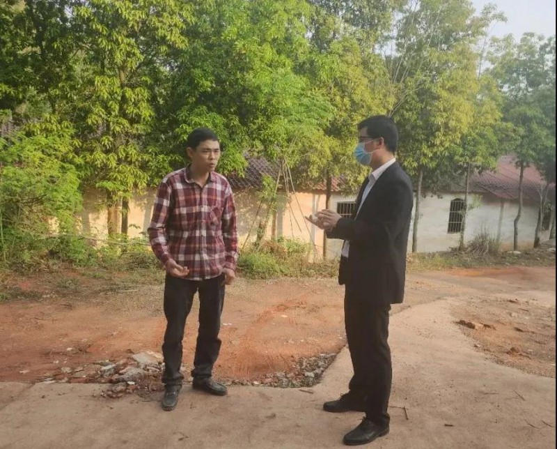 南康區家具行業退役軍人之家工作人員來到退役軍人李德凌所在地了解情況