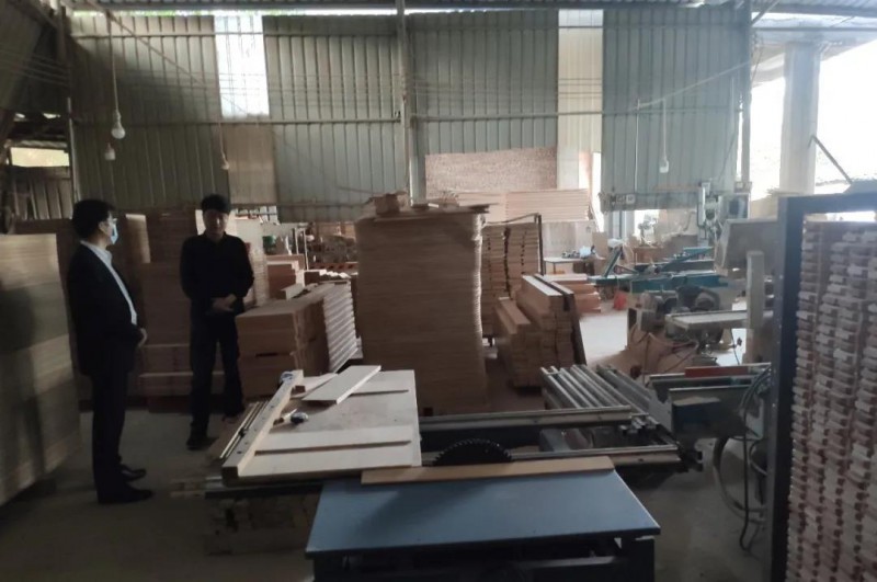 工作人員走進退役軍人李德凌所工作的家具廠，了解他目前的就業情況