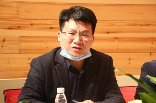 區退役軍人事務局局長鄒杰勇在會上發言