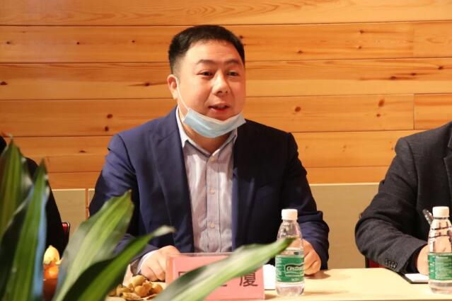 區家具協會會長顧建廈在會上發言