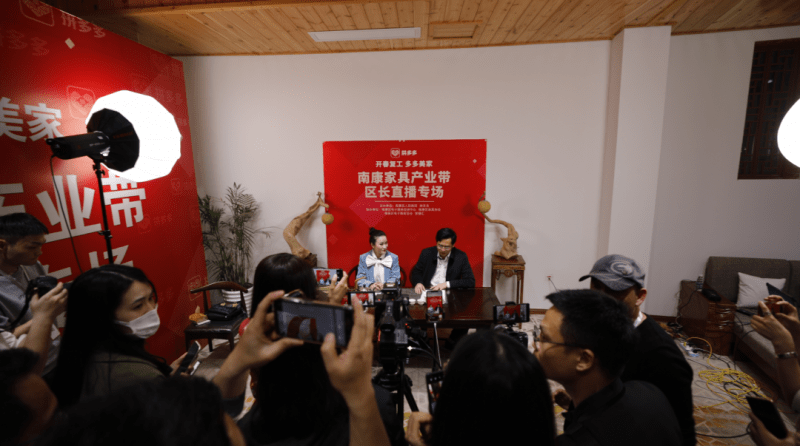 南康區區長何善錦走進直播間為南康家具&ldquo;硬核&rdquo;代言!