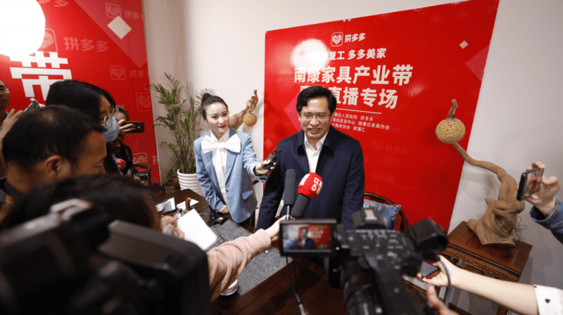 南康區區長何善錦走進直播間為南康家具&ldquo;硬核&rdquo;代言!4