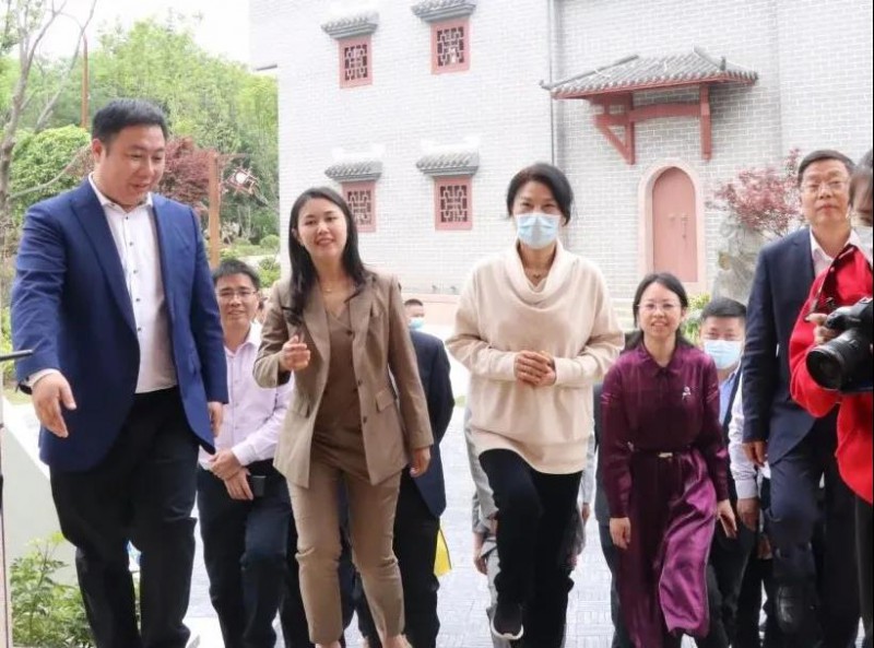 格力電器董事長董明珠考察南康家具產業4