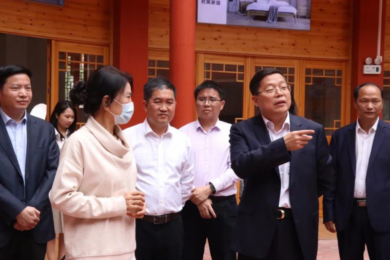 格力電器董事長董明珠考察南康家具產業6