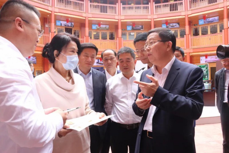 格力電器董事長董明珠考察南康家具產業7